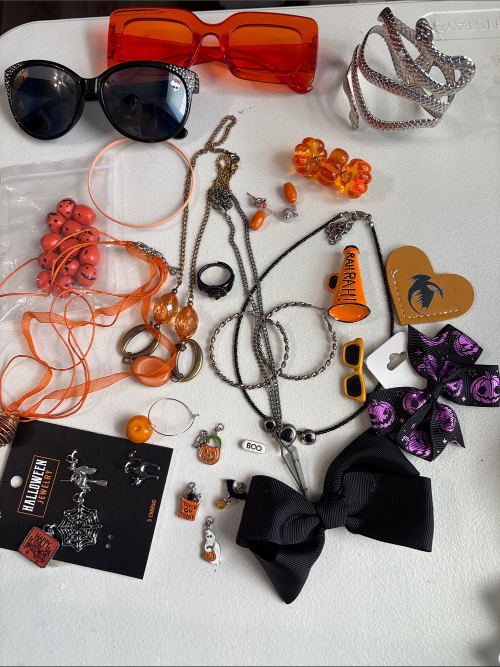 Halloween-Inspired Women's Sunglasses and Accessory Set - Orange & Black